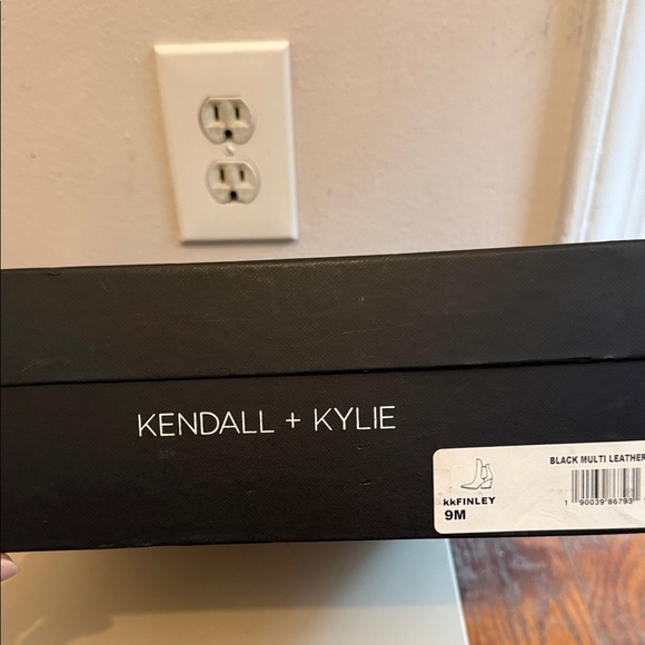 Kendall & Kylie Sleek Black Ankle Boots - Picture 6 of 6